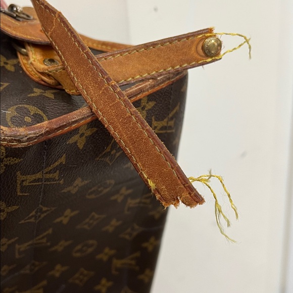 Louis Vuitton LV Popincourt Monogram Canvas Handbag - detached strap, wear - Picture 3 of 17